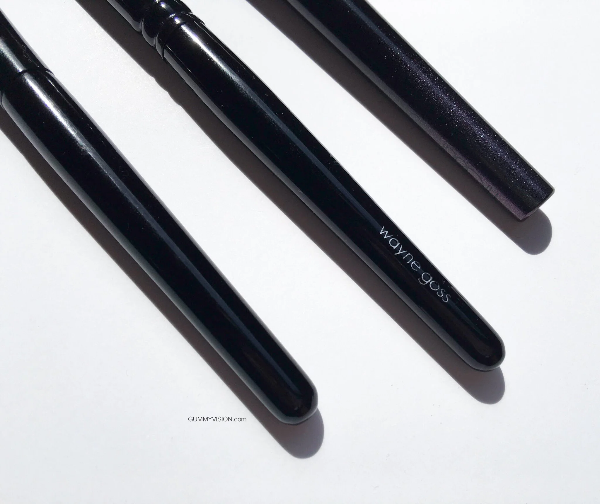 L to R:&nbsp;Suqqu Cheek Brush, Wayne Goss 02, Surratt Cheek Brush - gummyvision.com