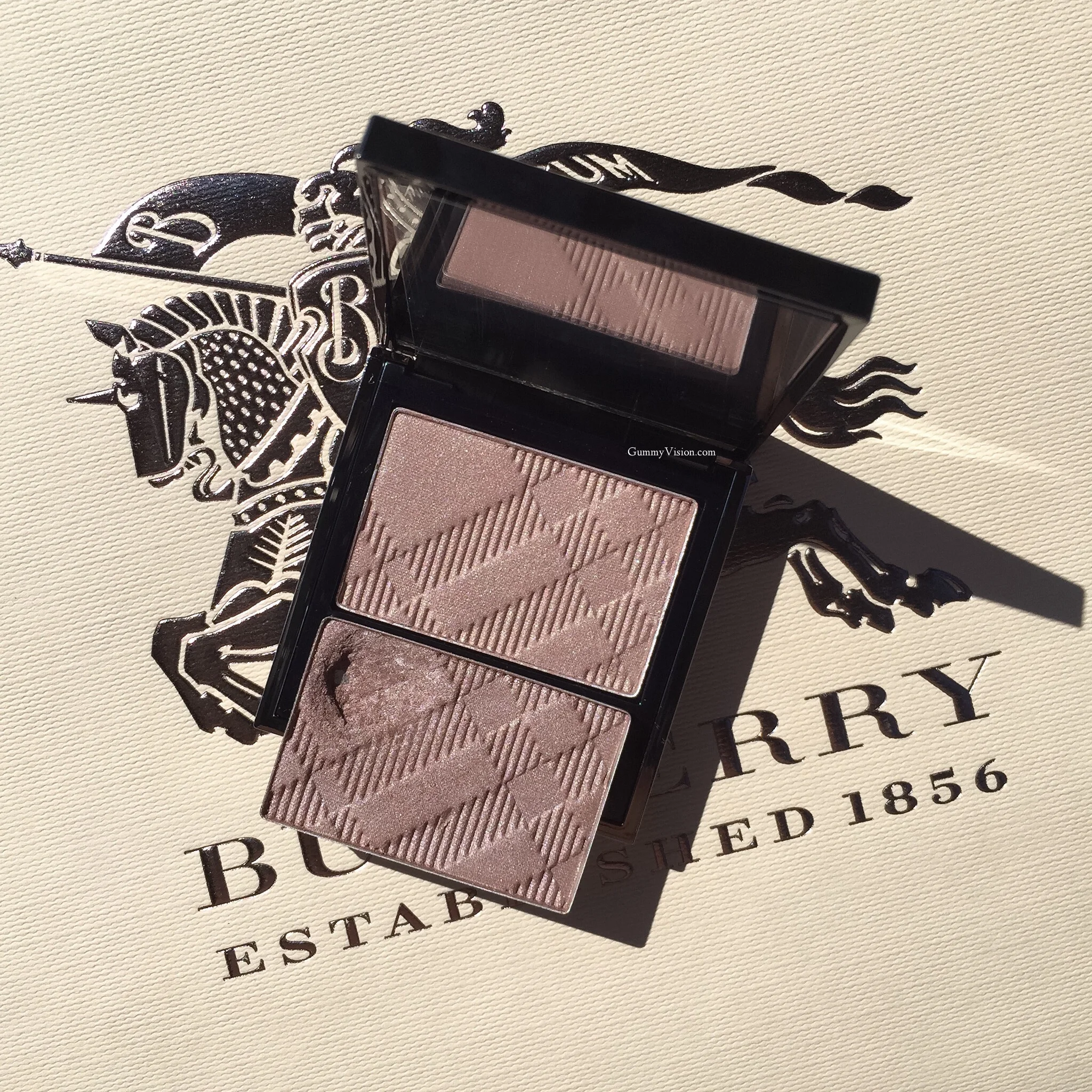 Burberry Rosewood, new Wet and Dry Silk Eyesahdow (top) vs. Burberry Rosewood, old version (bottom, depotted) - gummyvision.com
