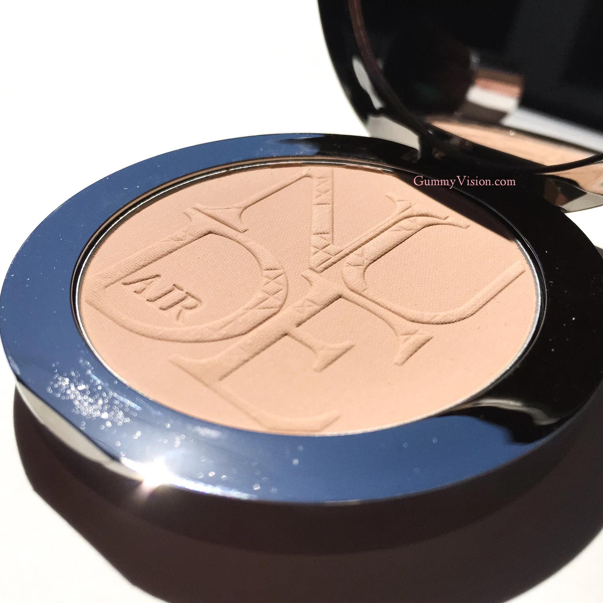 Dior Diorskin Nude Air Healthy Glow Invisible Powder In 020 Light Beige - gummyvision.com