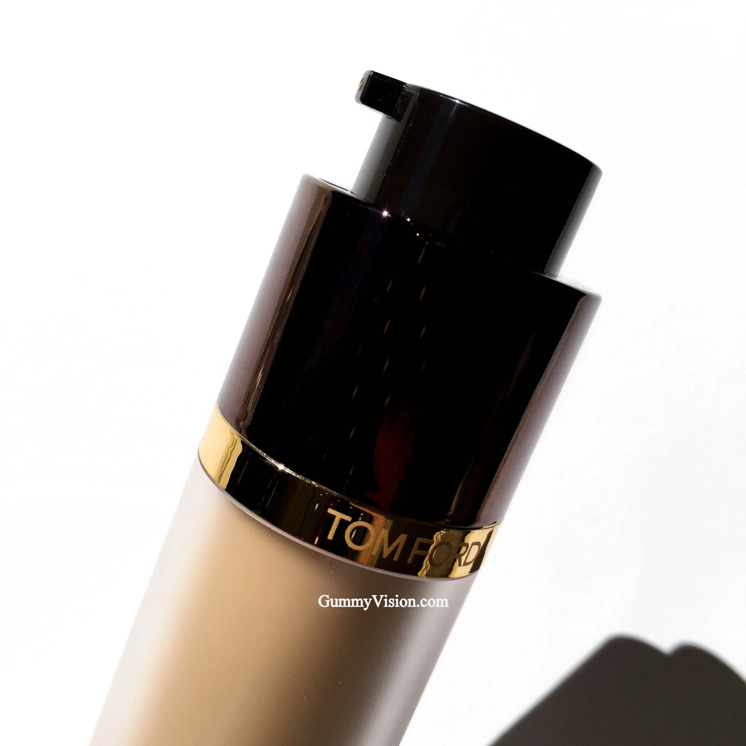 Tom Ford Traceless Perfecting Foundation SPF15 - www.gummyvision.com